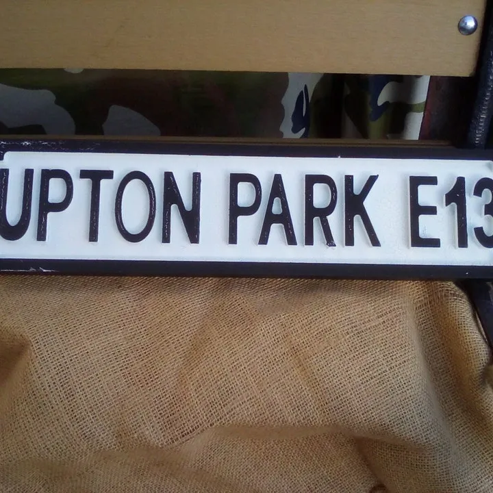 Fab "UPTON PARK E13 " retro style football sign. Makes a great Christmas/birthday gift for a West Ham fan!  Size 47 X 11 CM.